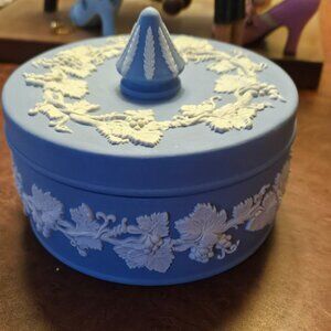 WEDGEWOOD JASPERWARE  ROUND TRINKET BOX& LID WITH WHITE DECORATIONS GRAPEWINES